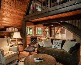 Magical Treehouse I Hot Tub, Fireplace, Pets Ok - Huntsville - Lounge