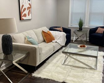 Contemporary 2 Br Townhome- Pet Friendly! - Wilmington - Living room
