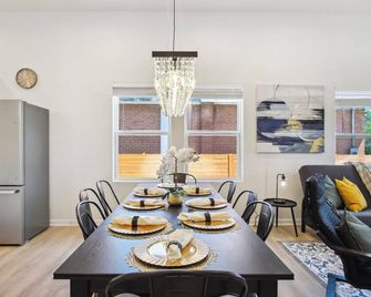 Sleek 4br 3ba Urban Living W Downtown Views - San Antonio - Comedor