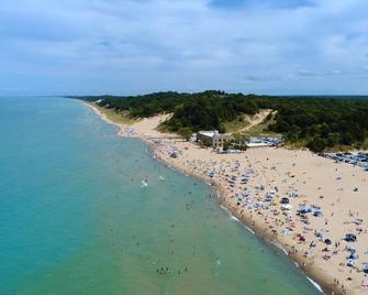 Private Downtown Apt, King Bed, Jet Bath, Fireplace, Grill, near Indiana Dunes - Chesterton - Beach
