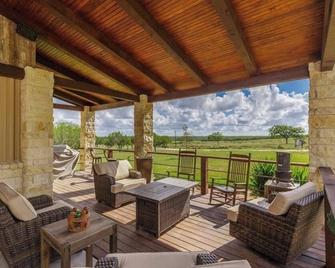 Beautiful Home for a traveling professional or a simple getaway! - Robstown - Balcony