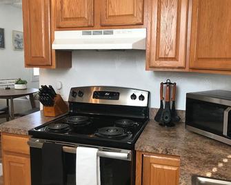 Mid-Century Modern Beach Apartment - Norfolk - Kitchen