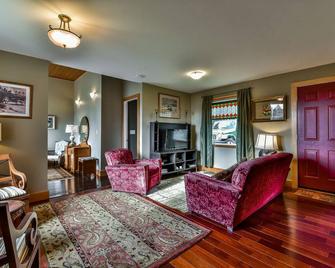 Cozy and Unique Vacation Rental with Wi-Fi in Agassiz, British Columbia - Agassiz - Living room