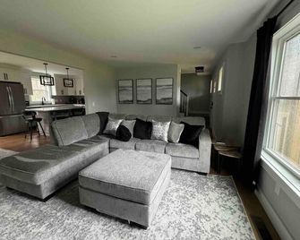New Centrally located Stylish Modern Farmhouse - South Kingstown - Salon