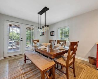 Lake Reflections - Lakefront with private dock, & Fire pit - Huddleston - Comedor