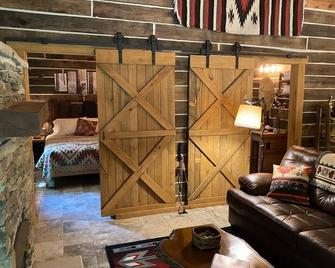 Our 2nd Luxury Cabin shares Native American Charm & Contemporary Comfort - Anna - Sala de estar