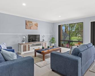 Horizons Getaway at the Bay - Salamander Bay - Living room