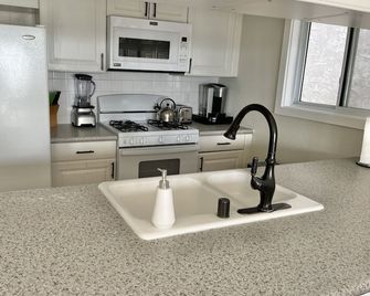 Panoramic Ocean View! Oceanfront Duplex-Awesome Location - Upper Unit - Newport Beach - Kitchen