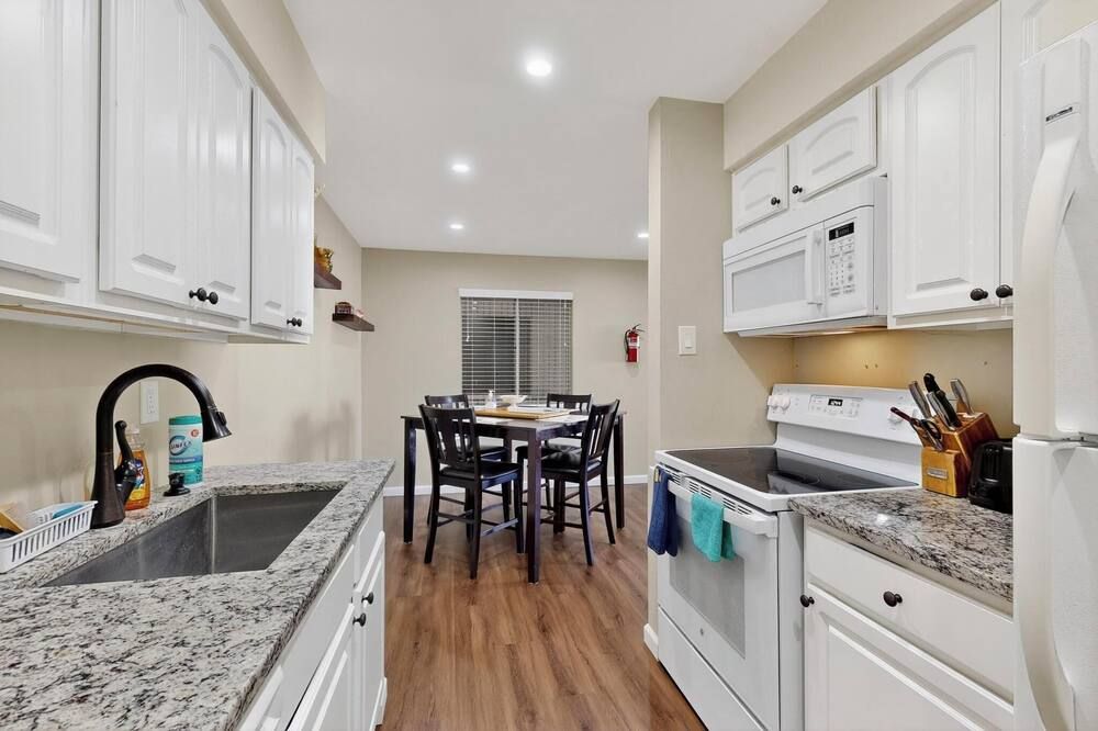 NEW 2-bed/2-bath condo in serene Uptown walk to 3 Malls/restaurants/ movies - ألبوكيركي - مطبخ