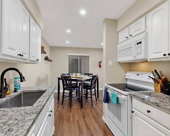 NEW 2-bed/2-bath condo in serene Uptown walk to 3 Malls/restaurants/ movies - ألبوكيركي - مطبخ