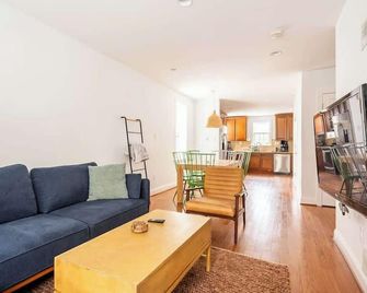 Convenient home in Little Italy w/ off street PK - Wilmington - Living room