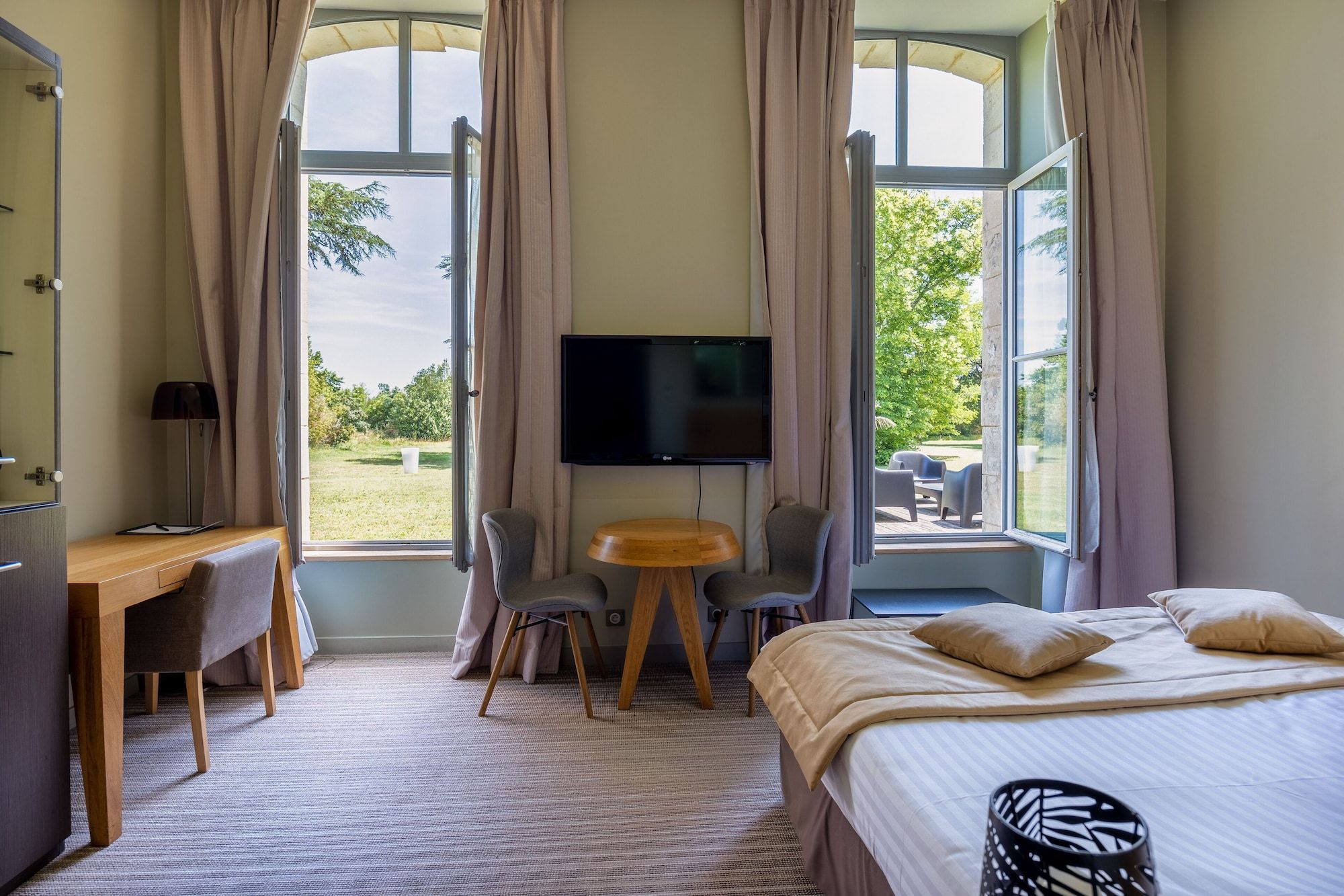 أوتل آند سبا دو شاتو - لاروشيل - غرفة نوم