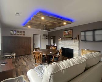 Parkview Suite at Cataract Falls Lodge. - Spencer - Pokój dzienny