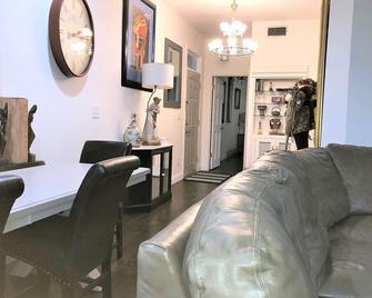Central art and eclectic B - Mobile - Living room