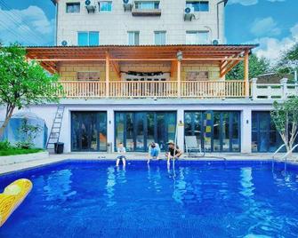 Qiyu Sport Hostel - Huzhou - Piscina