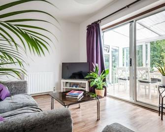 Entire 4-Bedroom Home Surrey - Sunbury-on-Thames - Sufragerie