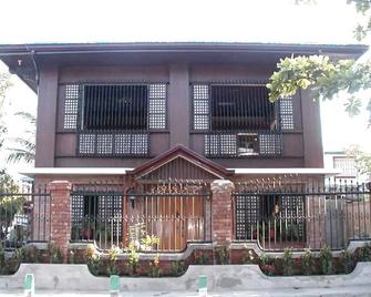 Well-preserved ancestral home at the heart of Badoc poblacion - Badoc - Building