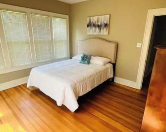 Montgomery House in Clarksville, AR - Clarksville - Bedroom