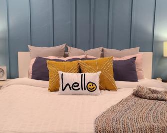 King Bed In A Beautiful Cottage Oasis - Port Dover - Habitación