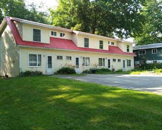 Cozy Up-North Townhouse Bungalow - Harbor Springs - Building