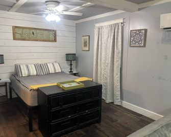 Cozy cabin in tranquil Evergreen with AC - Evergreen
