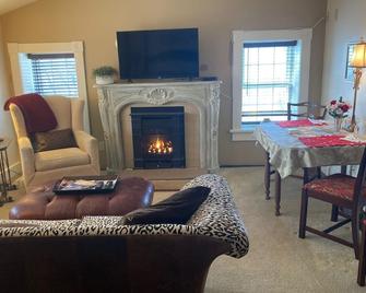 Beautiful Suite in Galena B&B With King Bed, Private Bath, Fireplace, Wet Bar - Galena - Sala de estar