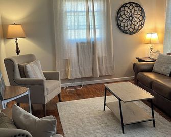Pet-friendly home, close to everything South Haven has to offer! - South Haven - Wohnzimmer