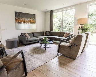 Energy-neutral holiday home for 20 persons with private wellness on the Veluwe. - Wekerom - Sala de estar