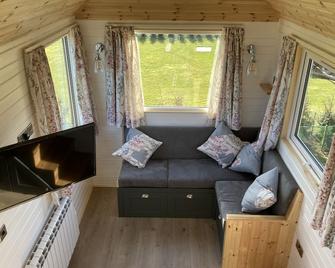 The Cedar Tiny House - Eyemouth - Living room