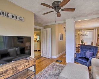 Modern Home about 2 Mi to Cranmore Mountain Resort! - Conway - Sala de estar