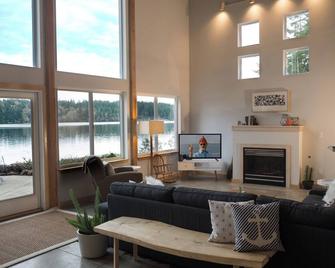 Modern Waterfront Home. Indoor/Outdoor Living with Easy Beach Access. Views!! - Shelton - Living room