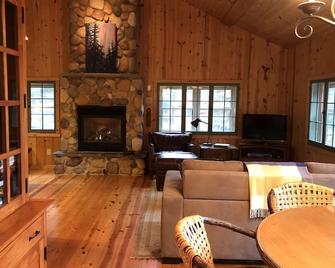 Beautiful cabin, two if you wish, on Pike Lake close to Grand Marais - Grand Marais - Living room