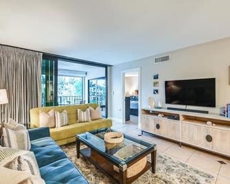 Beachy Marco Island Condo with Resort Amenities! - Marco Island - Living room