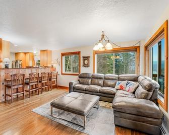 Experience Montana Cabins - Hummingbird Family Cabin #6 - Bigfork - Living room
