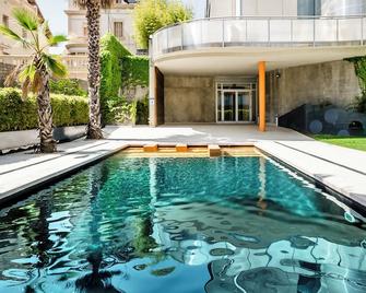Ikonik Angli - Barcelona - Pool