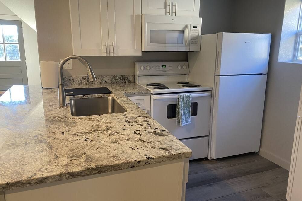 S Broadway 2 bed getaway w Parking - 98 walk score - Denver - Küche