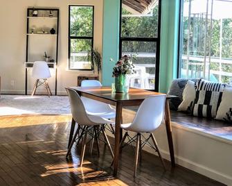 Hummingbird House - Scenic Peaceful Foothills Getaway only minutes from downtown - Grass Valley - Dining room