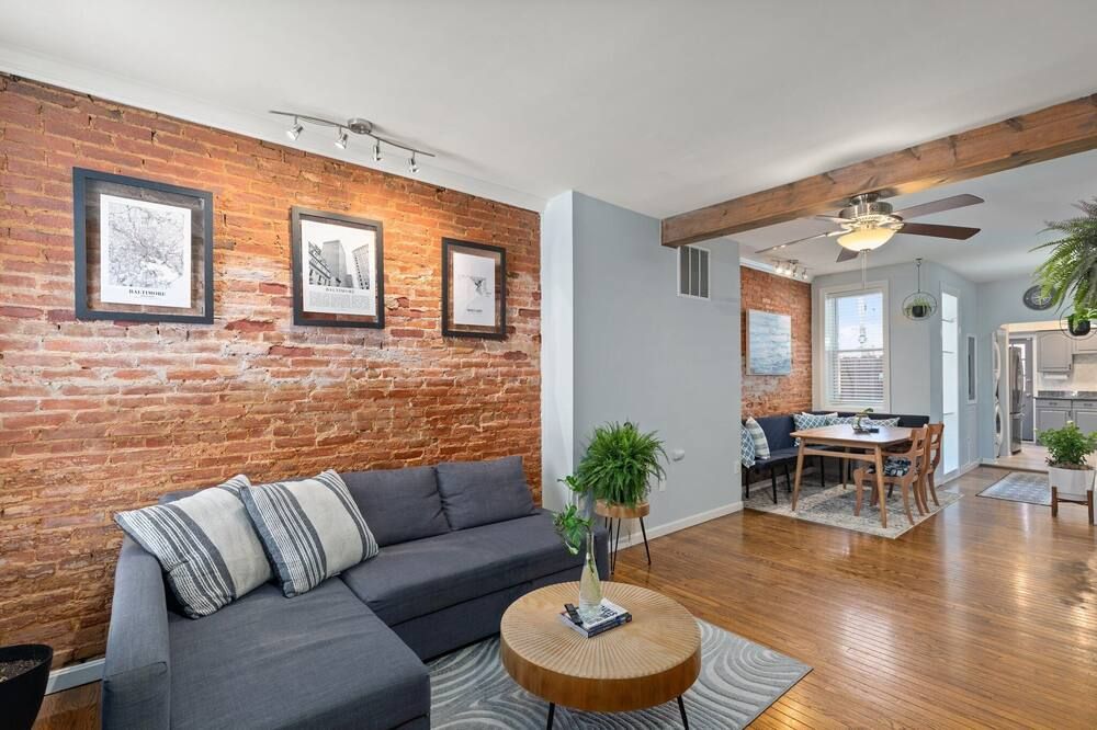 Rustic Canton Townhouse: 2 Bed, 2 Bath with Stunning Rooftop Deck - Baltimore - Living room