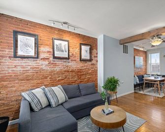 Rustic Canton Townhouse: 2 Bed, 2 Bath with Stunning Rooftop Deck - Baltimore - Living room