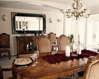 The Lodge...Upscale private cabin - Uvalde - Comedor