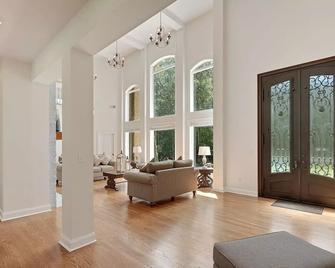 Enchanted Manor: A Luxurious Tudor-Style Retreat Amidst Nature's Splendor - Collierville - Lobby