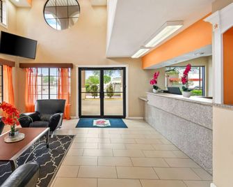 Super 8 by Wyndham Grand Prairie Southwest - Grand Prairie - Lobby
