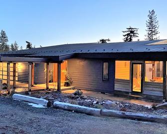 Modern Mountain View Getaway - 26 Acres - Lyle - Edificio