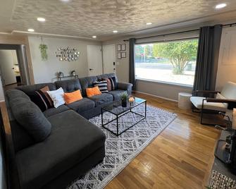 Huge, Private, 3 Bedroom 1 Bath Near Plu And Jblm - Tacoma - Living room