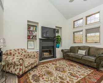 Modern Farmhouse in Uptown Ankeny District and right on High Trestle Trail - Ankeny - Living room