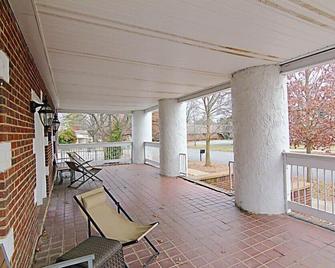 (501a) Location Location! Downtown! Large Condo, Porch W/Cushioned Seats! - Florence - Balcony