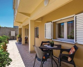 Charming One Bedroom Apartment Povljana - One Bedroom Apartment - Povljana - Patio