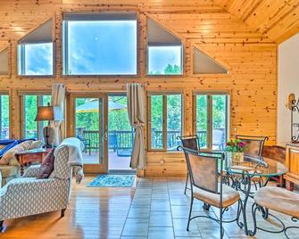 Log Cabin in Payson with Deck, Mtn and Creek Views - Payson - Вітальня