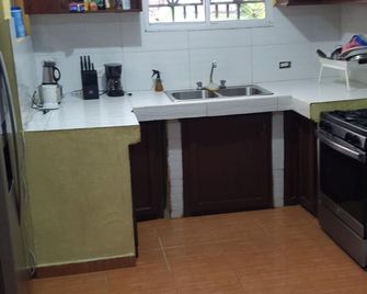 Delightful 3-bedroom house and two(2) baths in Cap Haitian. Wifi and TV Included - Cap-Haïtien - Cuisine