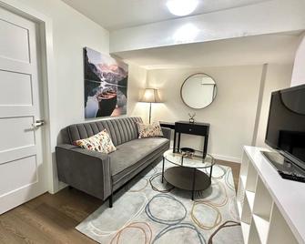 Amazing, comfy 2 bed suite in Mckenzie Heights! - Vancouver - Sala de estar